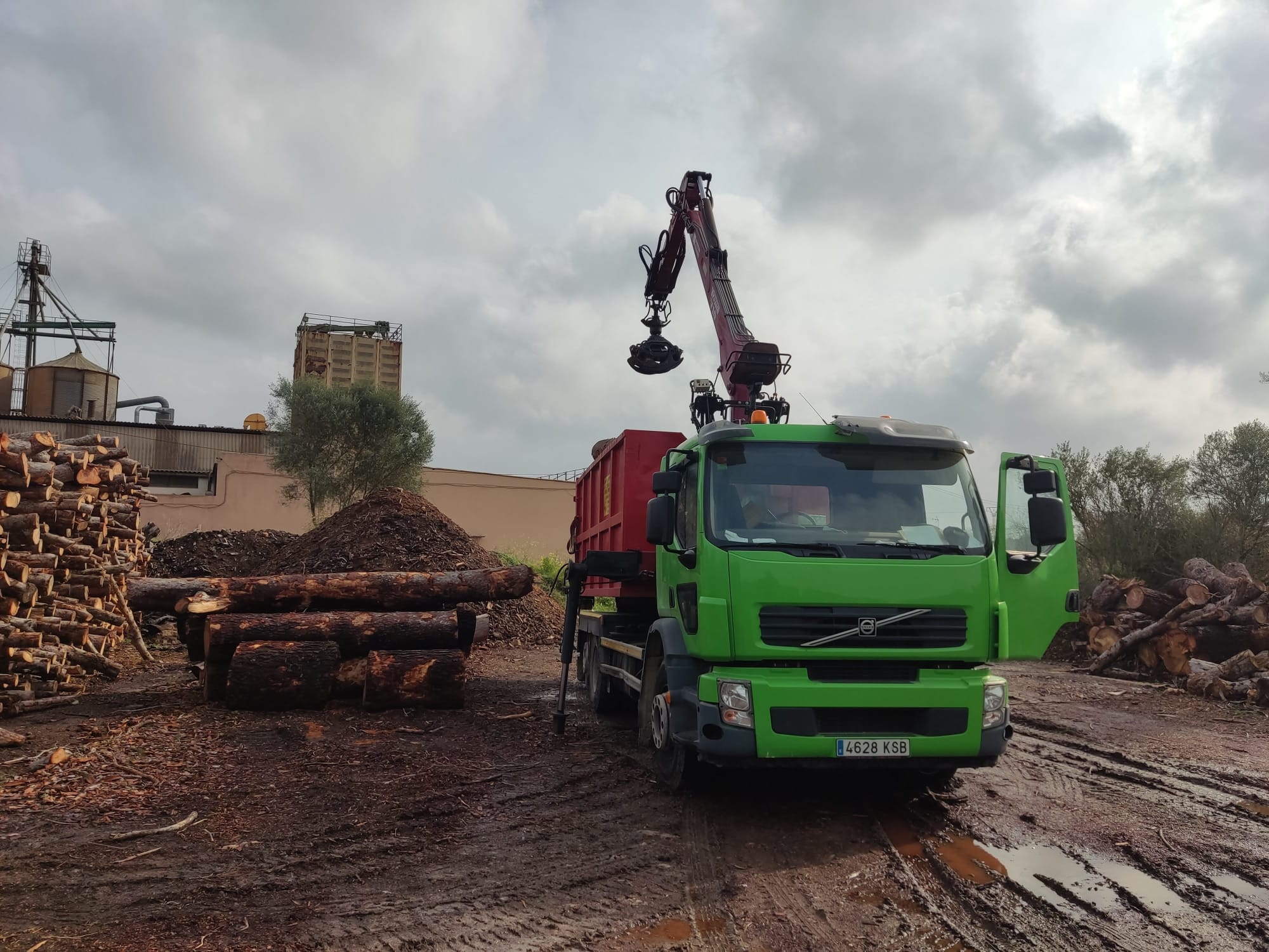 Transporte de recogida de podas y troncos